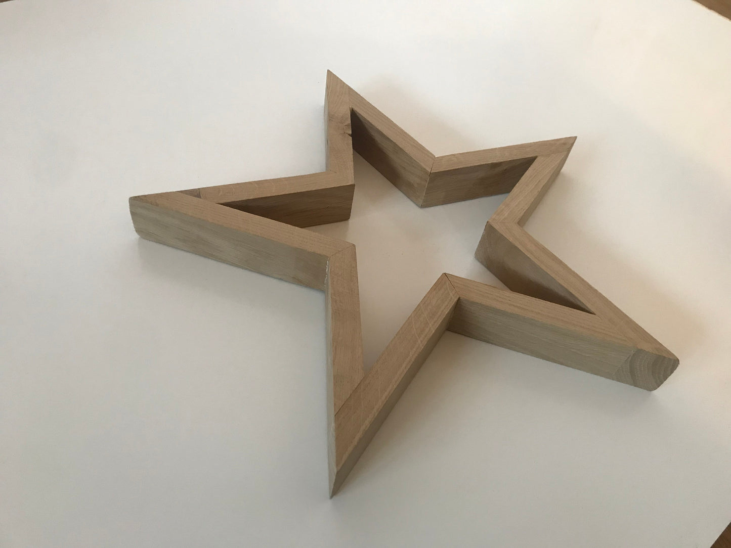 Dekorativer Holzstern aus Massivholz mit abnehmbarer LED Lichterkette im dezenten und zeitlosen Design aus Eiche | Weihnachtsdeko