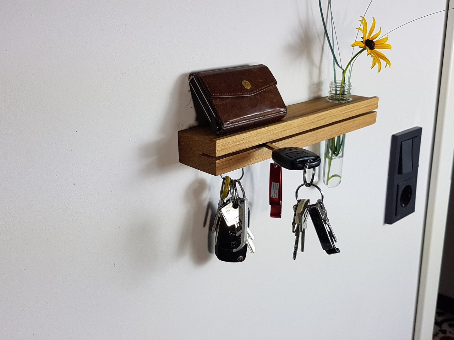 Schlüsselleiste mit Blumenvase aus Holz mit Magnet und mit Ablagefläche für mehr Ordnung - Schlüsselbrett I Schlüsselboard I Schlüsselhalter