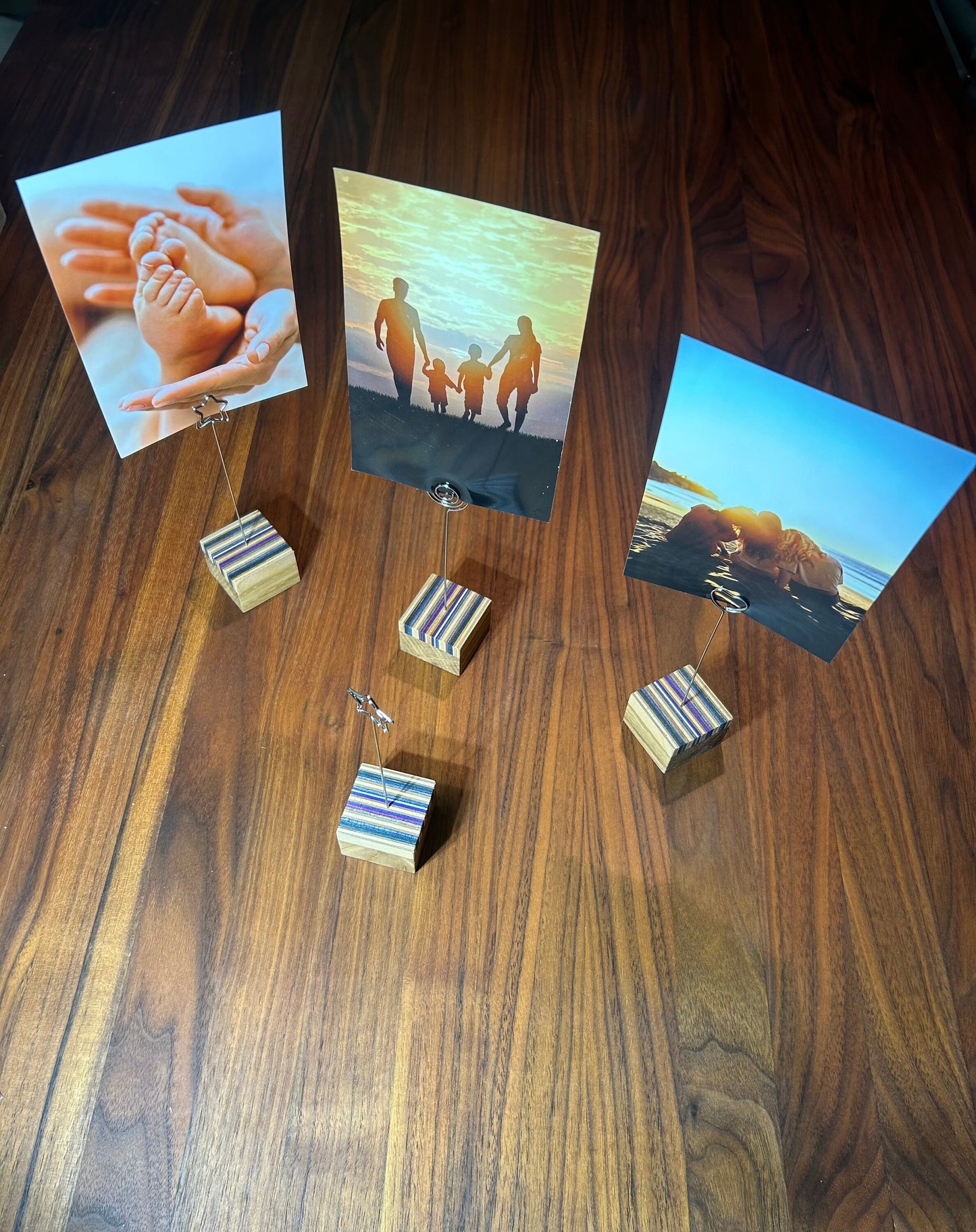 Fotoständer aus Holz mit Skateboard-Oberfläche, handgemacht. Ideal als Bilder- & Kartenhalter – Einzigartiger Clip, perfektes Geschenk.