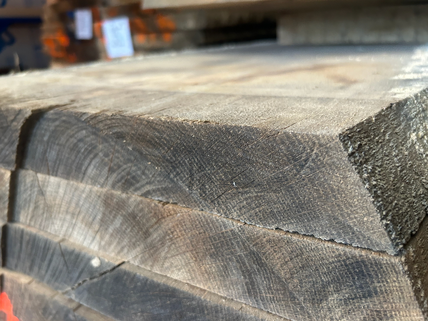 Gestreifte Holzvase aus Eiche – Handgedrechselt mit Glaseinsatz