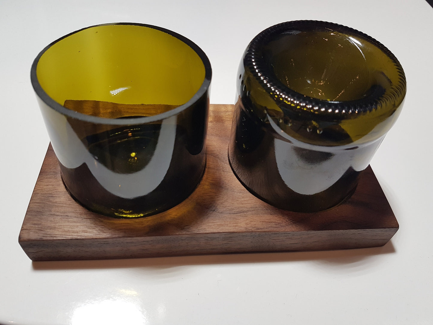 Olivenschale aus Weinflaschen mit Nussbaum Tablett | Handgemacht in Deutschland | Upcycling Geschenkidee | Nachhaltiges Küchenzubehör