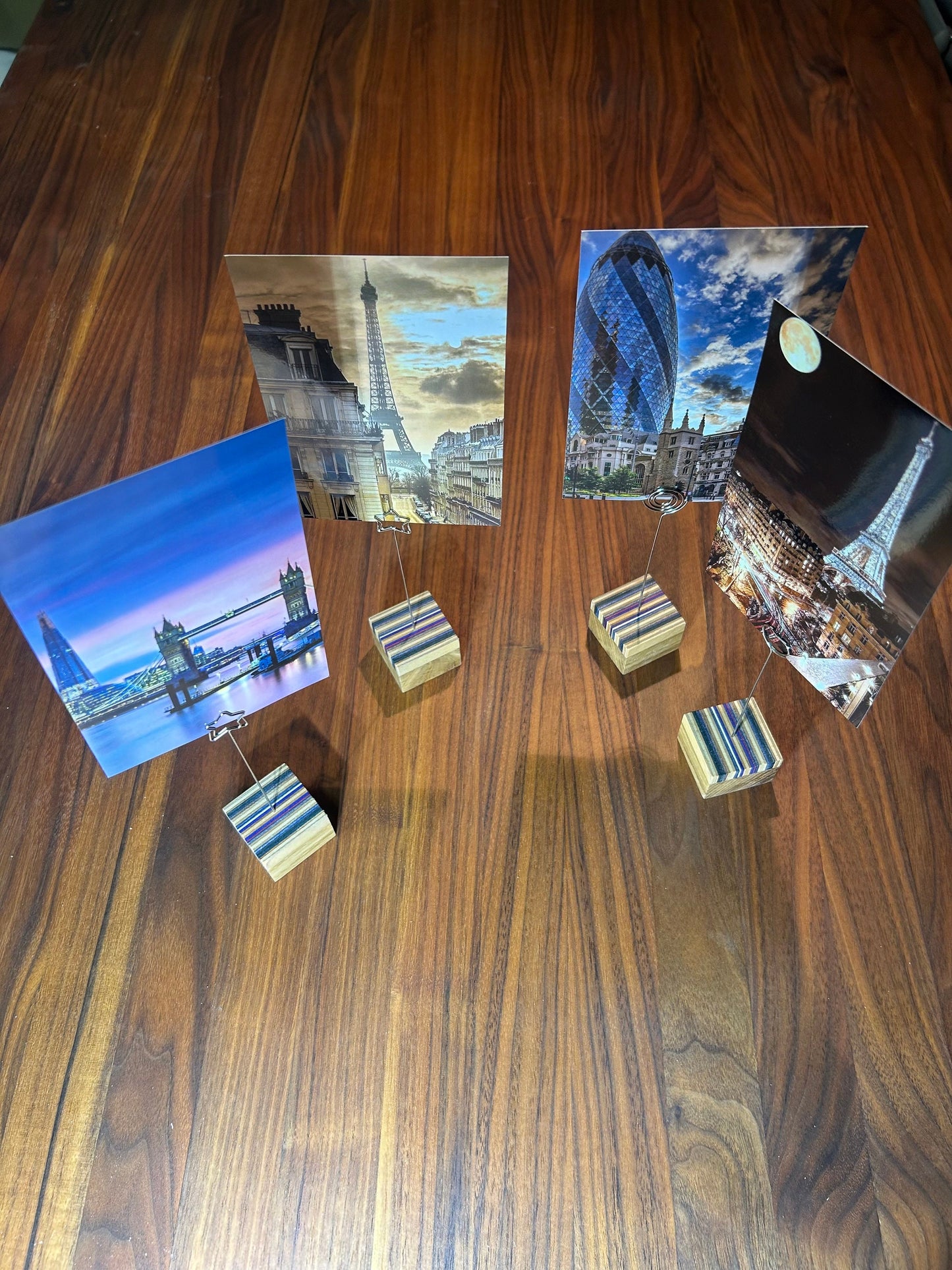 Fotoständer aus Holz mit Skateboard-Oberfläche, handgemacht. Ideal als Bilder- & Kartenhalter – Einzigartiger Clip, perfektes Geschenk.