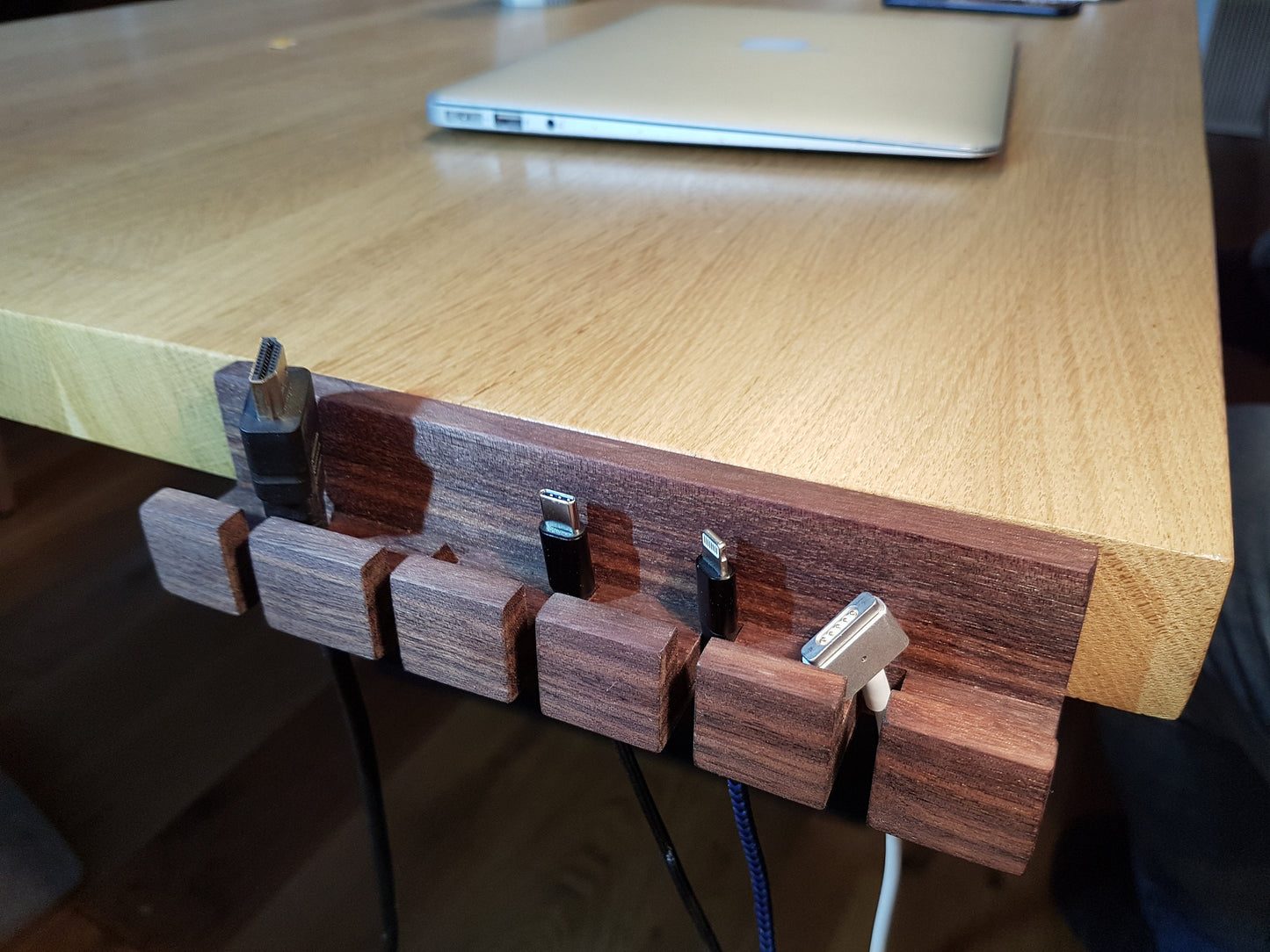 Kabel Organizer Holz Nussbaum | Kabelhalter Schreibtisch | Kabelmanagement Ladekabel Handy Laptop Tablet | Kabel Ordnung Büro Geschenk