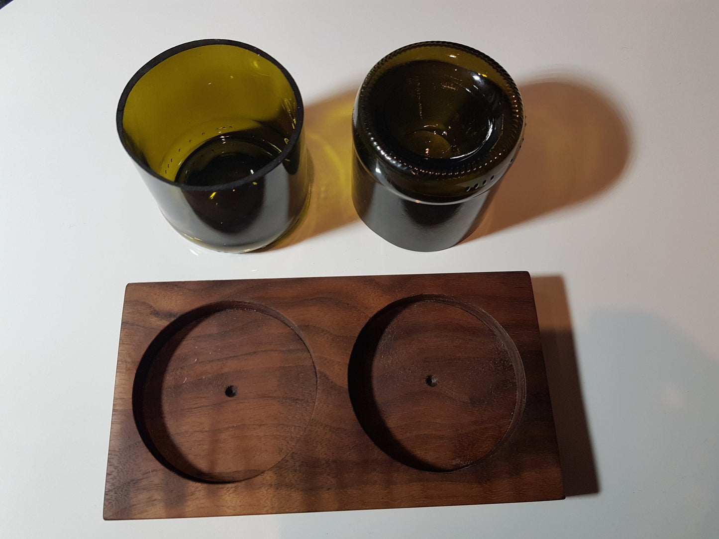 Olivenschale aus Weinflaschen mit Nussbaum Tablett | Handgemacht in Deutschland | Upcycling Geschenkidee | Nachhaltiges Küchenzubehör