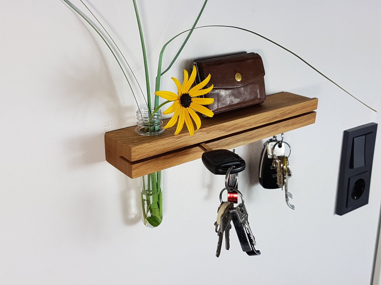Schlüsselleiste mit Blumenvase aus Holz mit Magnet und mit Ablagefläche für mehr Ordnung - Schlüsselbrett I Schlüsselboard I Schlüsselhalter