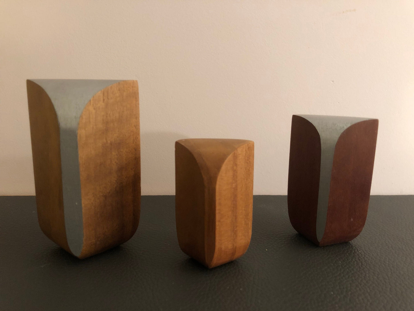 Handgemachte Holz-Eulen 3er-Set – Nussbaum Figuren, Deko Eulen, Geschenkidee Weihnachten, Geburtstag, zeitlose Wohndeko