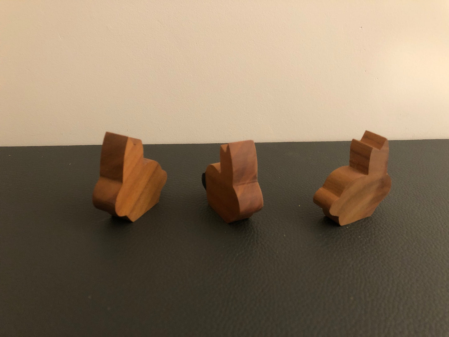 Handgemachter Holz-Osterhase – Mini Hase aus Nussbaum, geölt & gewachst, kleine Holzfigur, nachhaltige Deko, Geschenkidee
