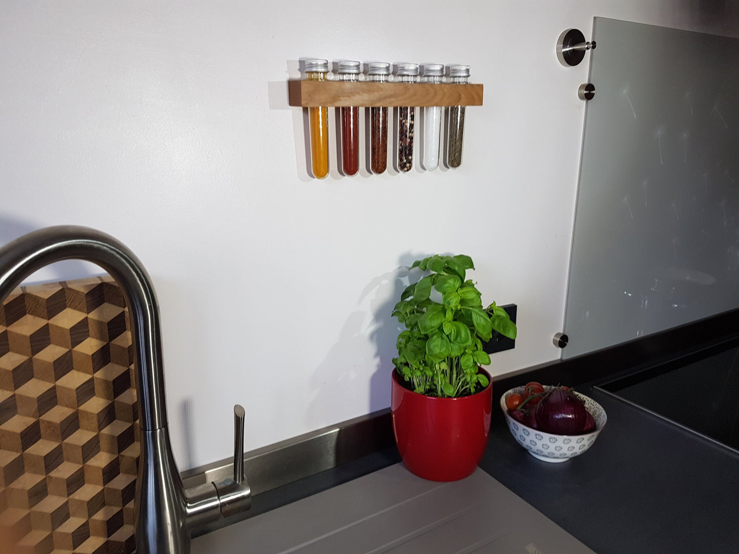 Gewürzregal für die Wand aus Holz mit Reagenzgläsern I Gewürzablage I Gewürzboard
