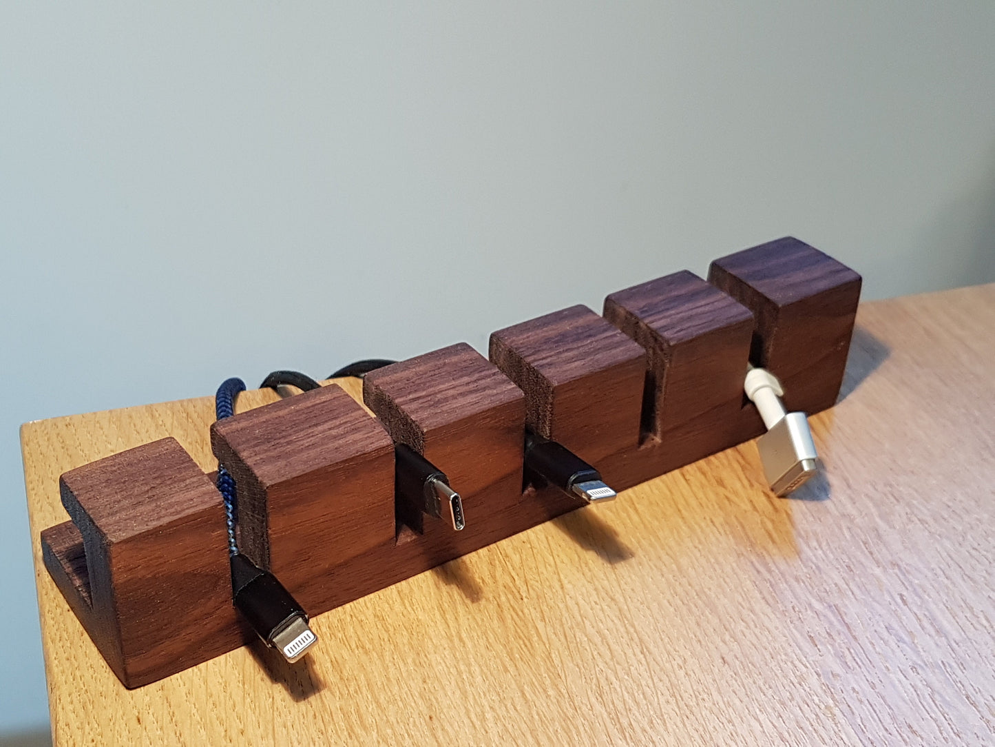 Kabel Organizer Holz Nussbaum | Kabelhalter Schreibtisch | Kabelmanagement Ladekabel Handy Laptop Tablet | Kabel Ordnung Büro Geschenk