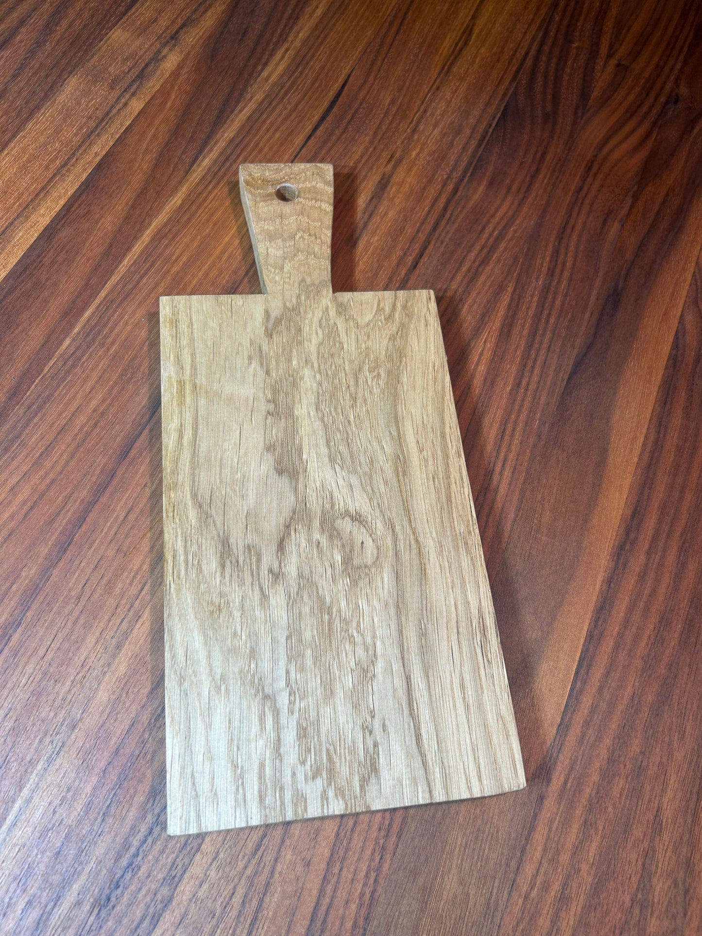 Handgefertigtes Schneidebrett aus Eiche | Hackbrett Holz mit Griff | Küchenbrett rustikal | Geschenkidee für Köche, Hochzeit, Geburtstag etc