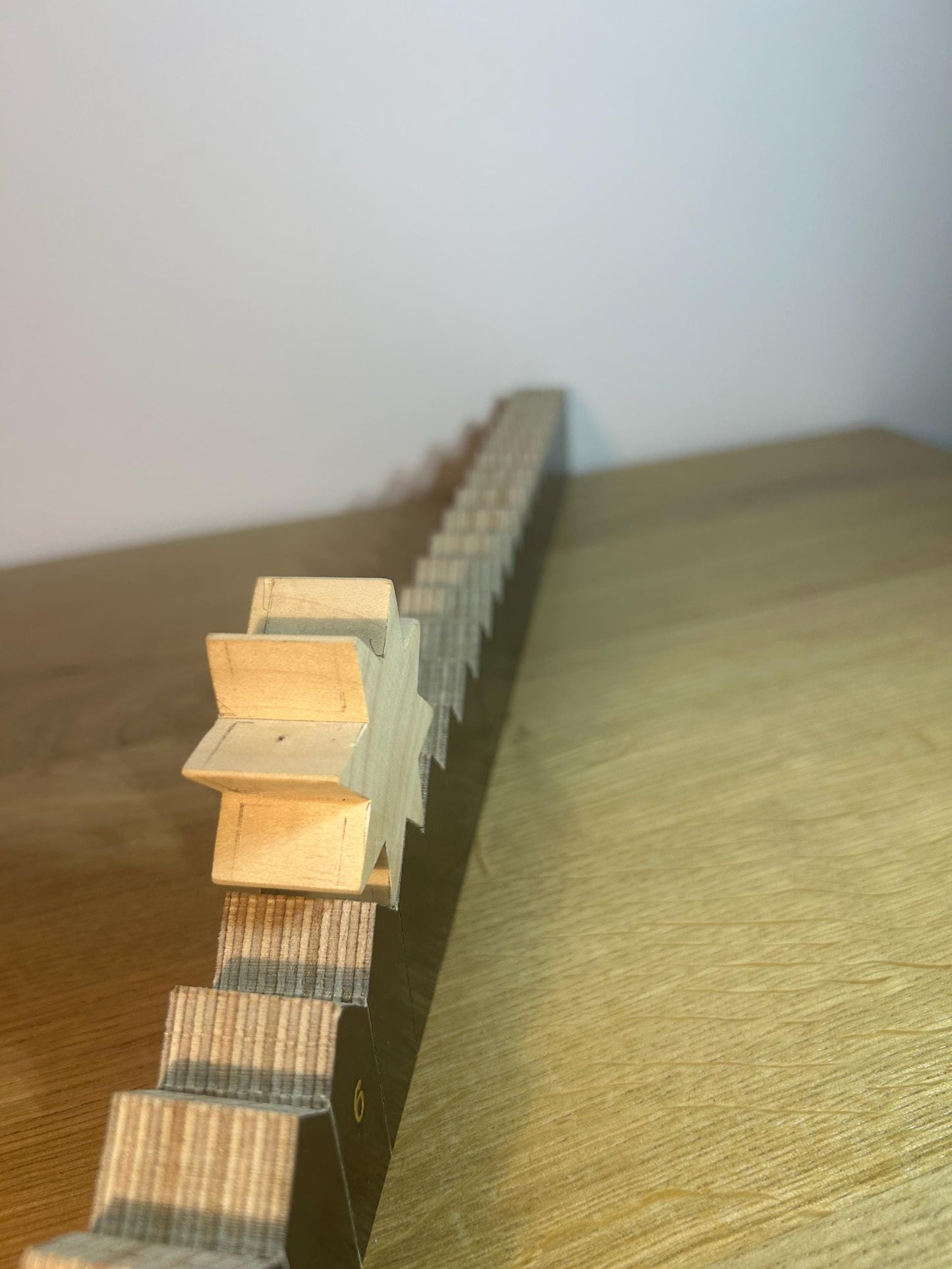 Eleganter Adventskalender aus Holz mit Ahornstern – Handgefertigte Weihnachtsdeko | Siebdruckplatte | Zeitloses Design für Ihr Zuhause