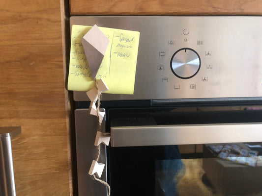 Kitchen magnet in the playful shape of a dragon