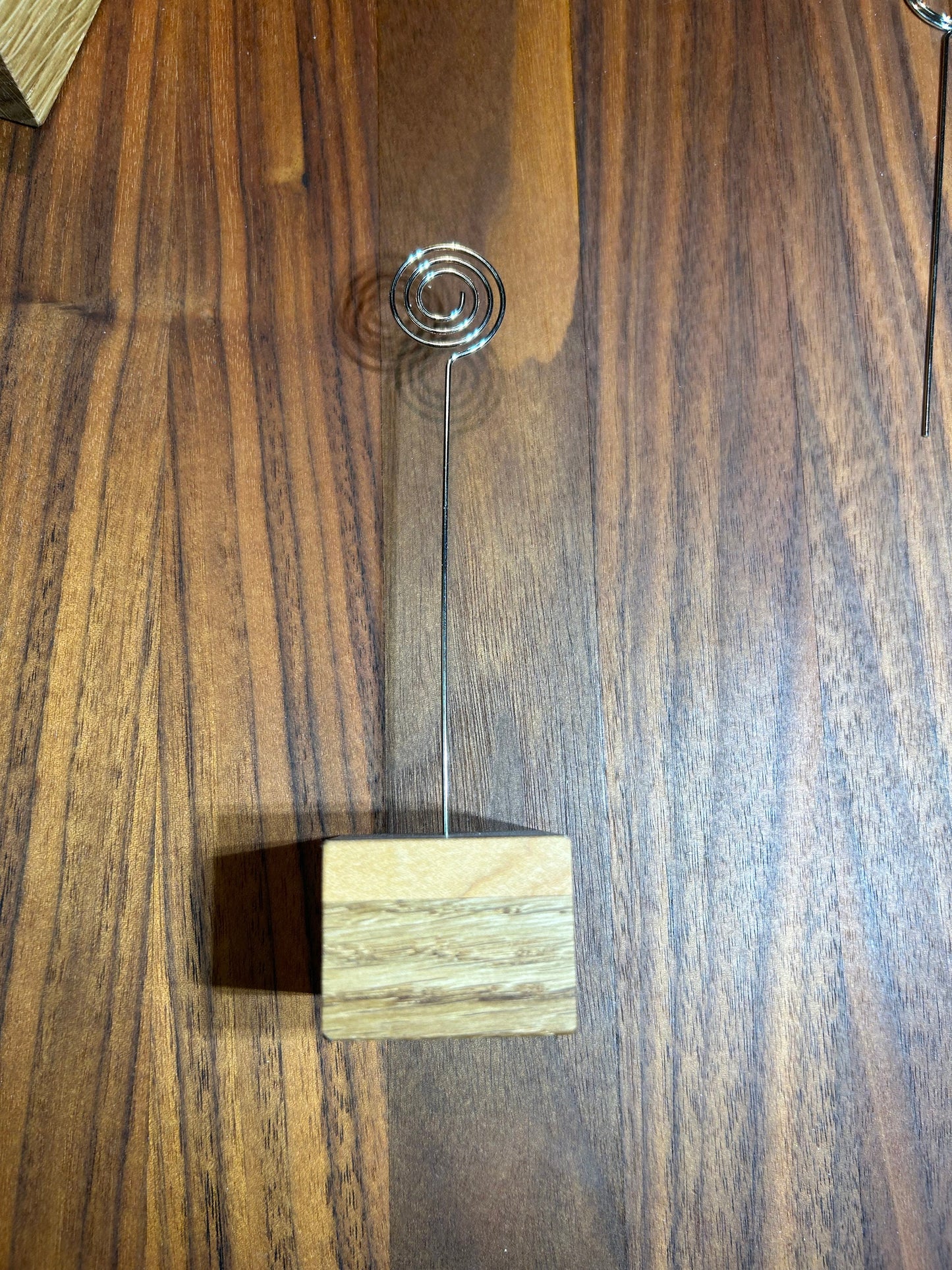 Fotoständer aus Holz mit Skateboard-Oberfläche, handgemacht. Ideal als Bilder- & Kartenhalter – Einzigartiger Clip, perfektes Geschenk.