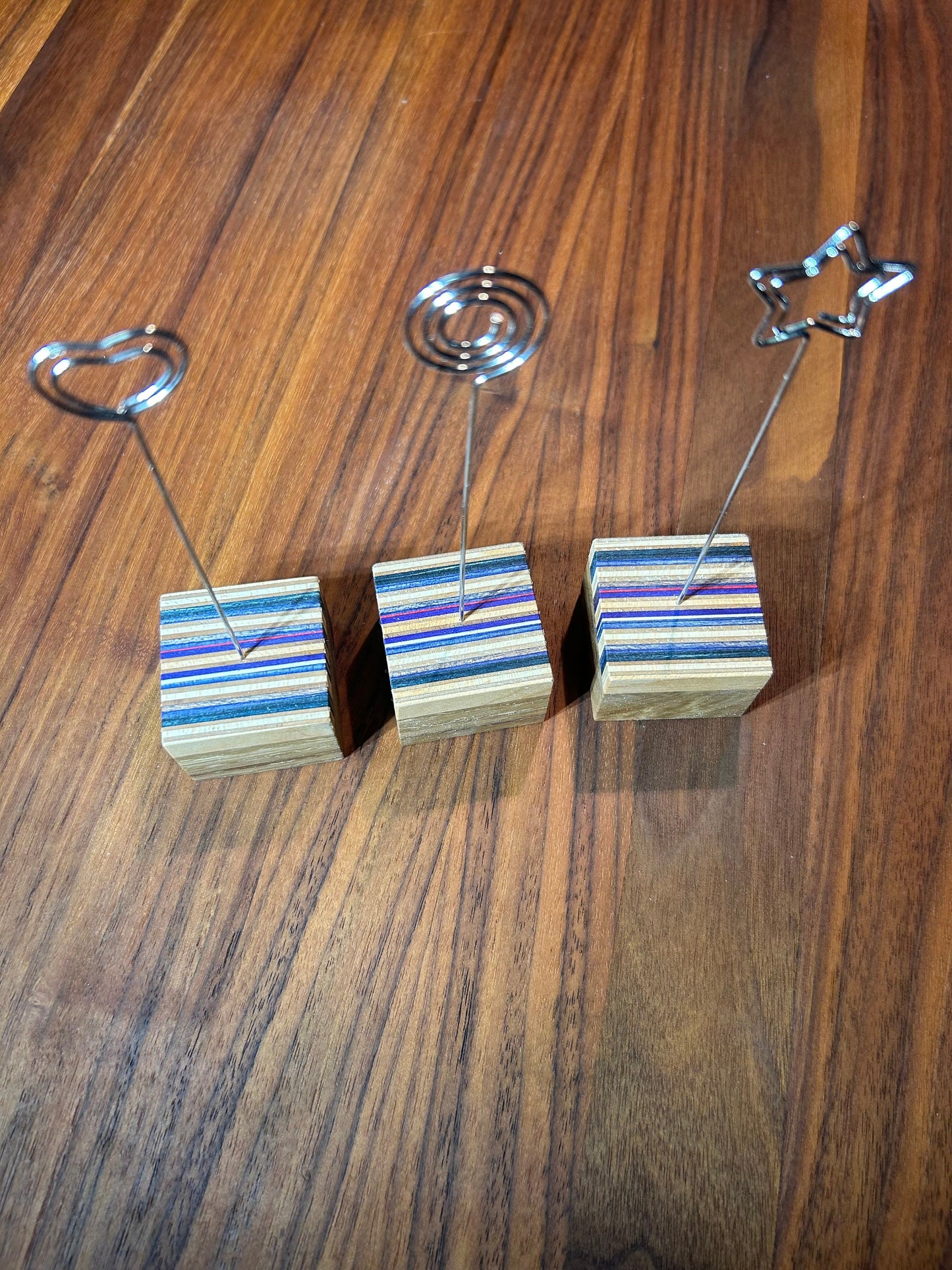 Fotoständer aus Holz mit Skateboard-Oberfläche, handgemacht. Ideal als Bilder- & Kartenhalter – Einzigartiger Clip, perfektes Geschenk.