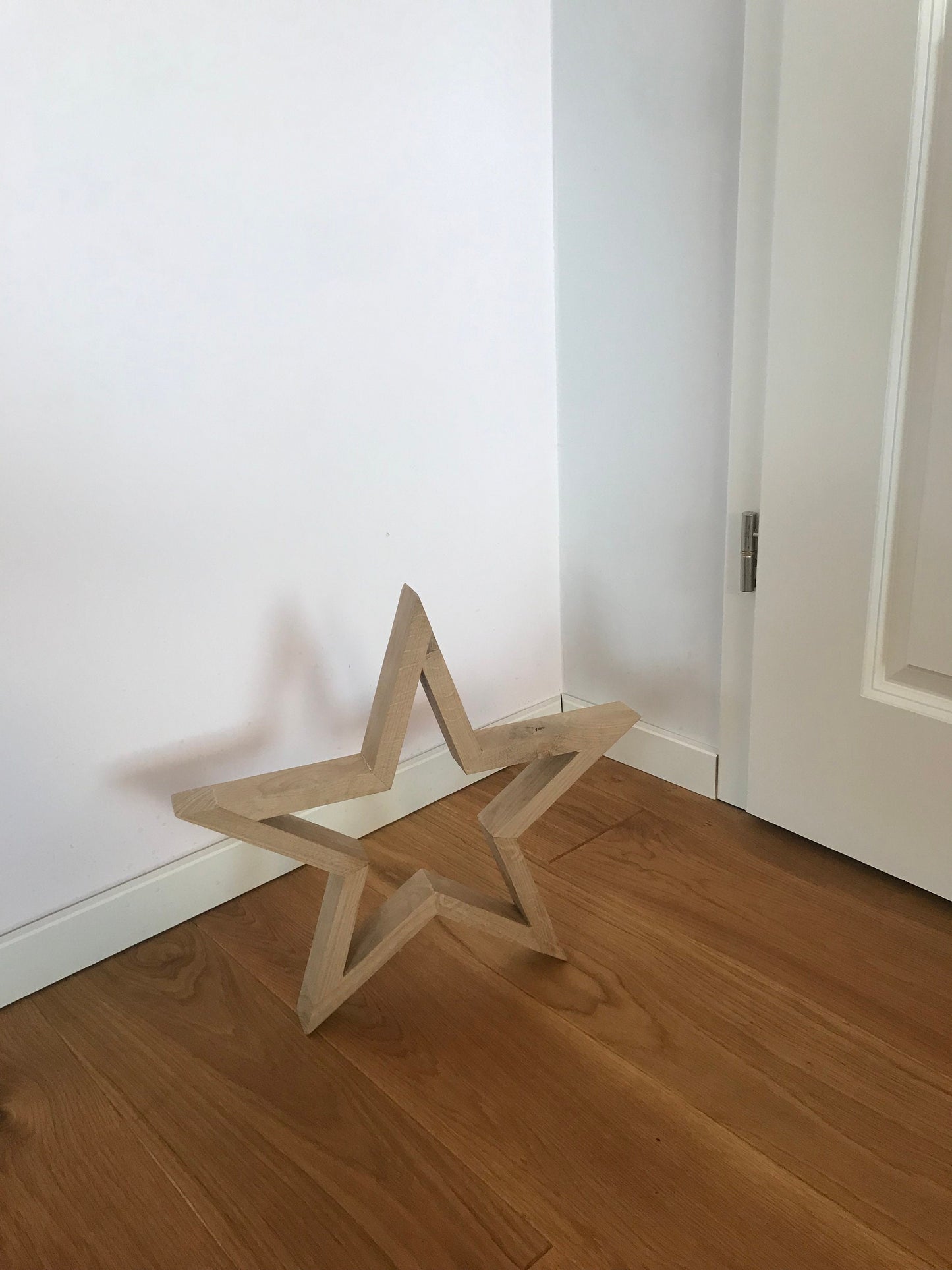 Dekorativer Holzstern aus Massivholz mit abnehmbarer LED Lichterkette im dezenten und zeitlosen Design aus Eiche | Weihnachtsdeko