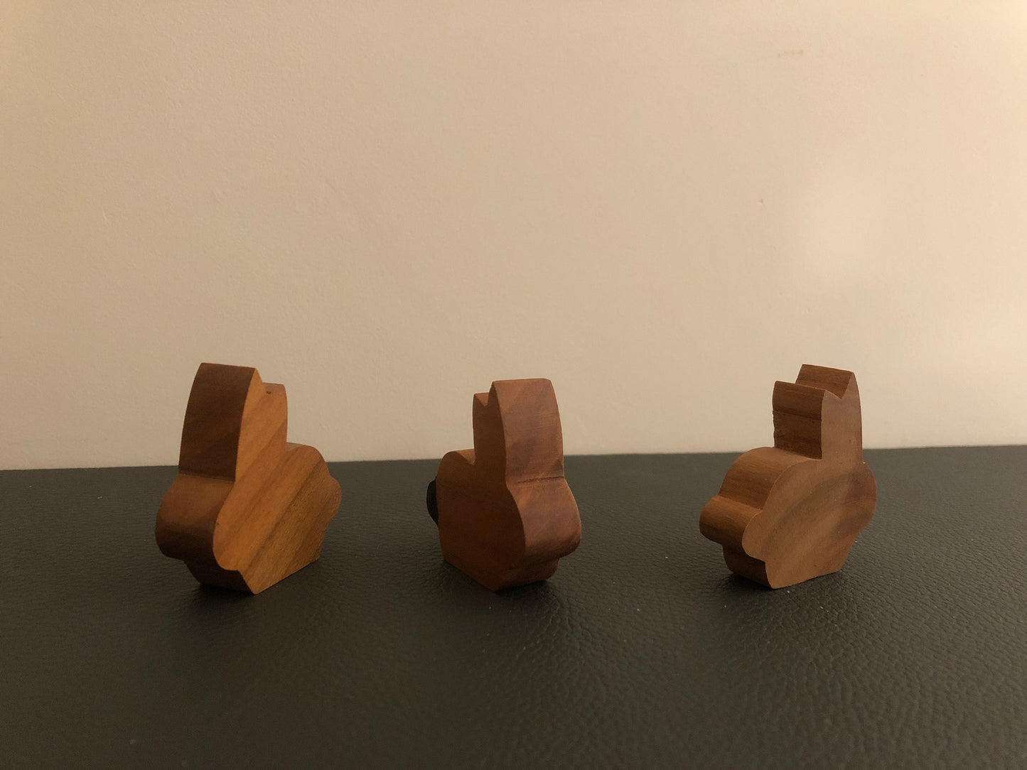 Handgemachter Holz-Osterhase – Mini Hase aus Nussbaum, geölt & gewachst, kleine Holzfigur, nachhaltige Deko, Geschenkidee