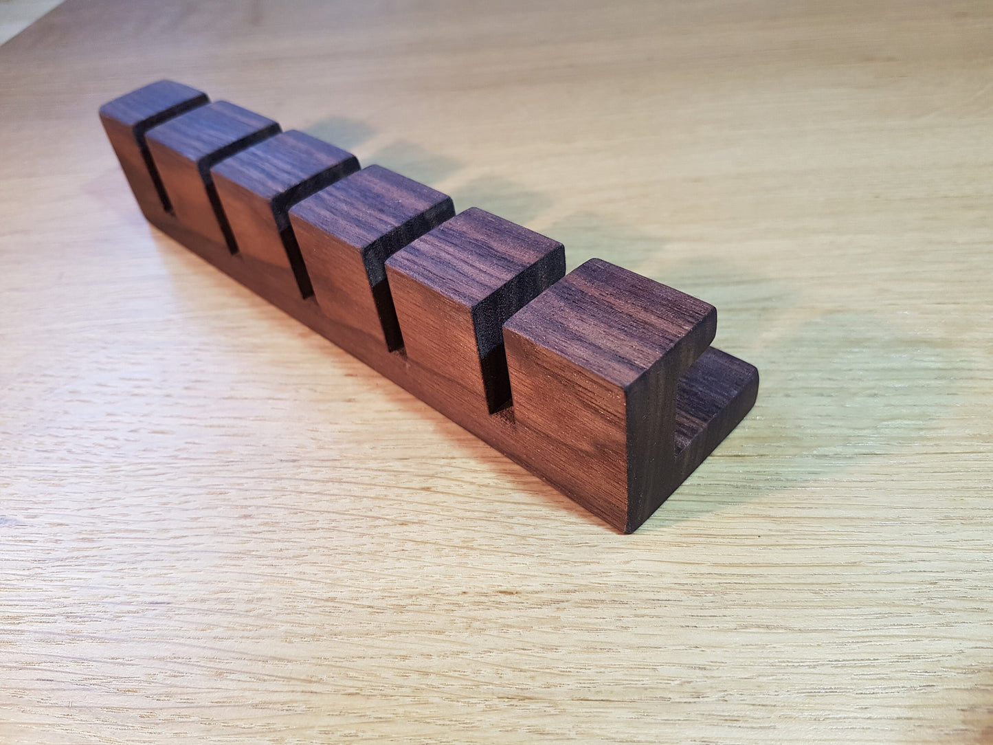 Kabel Organizer Holz Nussbaum | Kabelhalter Schreibtisch | Kabelmanagement Ladekabel Handy Laptop Tablet | Kabel Ordnung Büro Geschenk