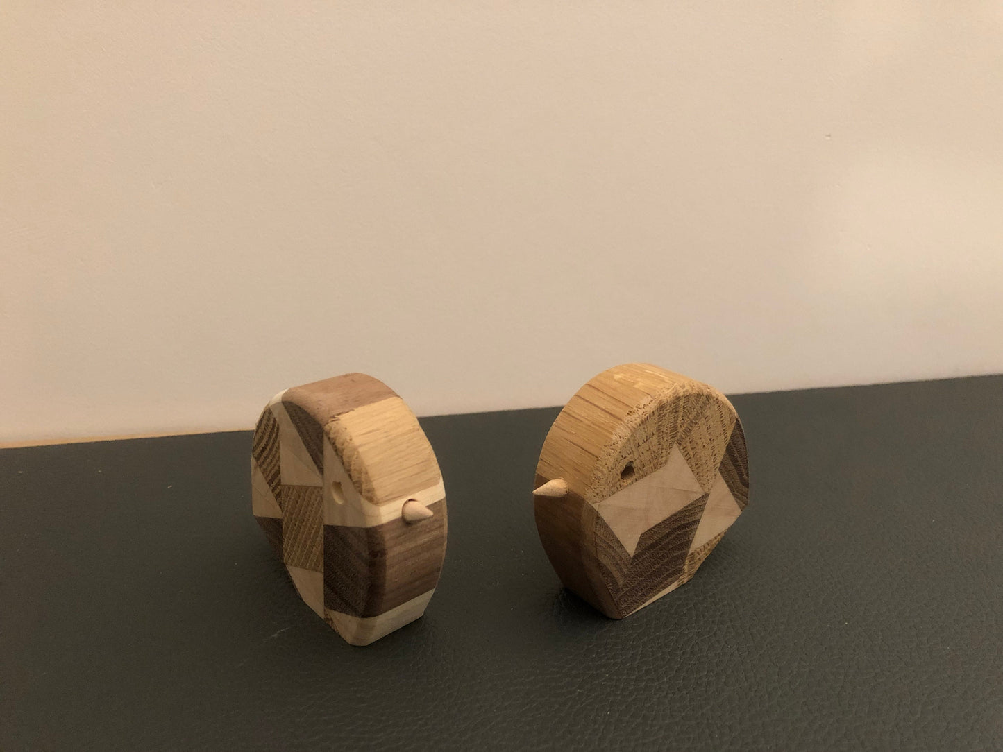 Handgemachter Holzvogel – Bunte Dekofigur aus Eiche, Ahorn & Nussbaum | Geschenkidee Holzdeko, Wohnaccessoire, Handmade Deko