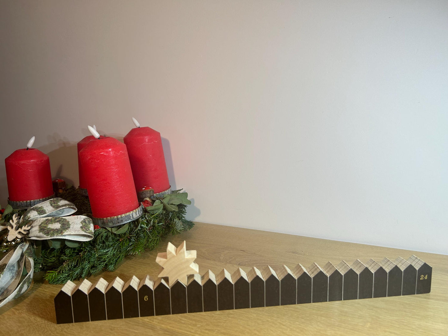 Eleganter Adventskalender aus Holz mit Ahornstern – Handgefertigte Weihnachtsdeko | Siebdruckplatte | Zeitloses Design für Ihr Zuhause