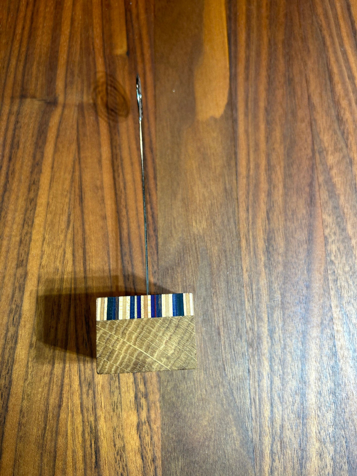 Fotoständer aus Holz mit Skateboard-Oberfläche, handgemacht. Ideal als Bilder- & Kartenhalter – Einzigartiger Clip, perfektes Geschenk.