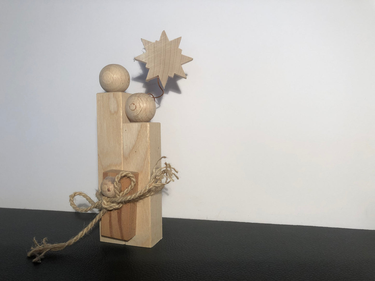 Heilige Familie aus Holz – Handgefertigte Dekofigur aus Buche & Esche – Weihnachtsdeko – Krippe modern – Geschenkidee Weihnachten