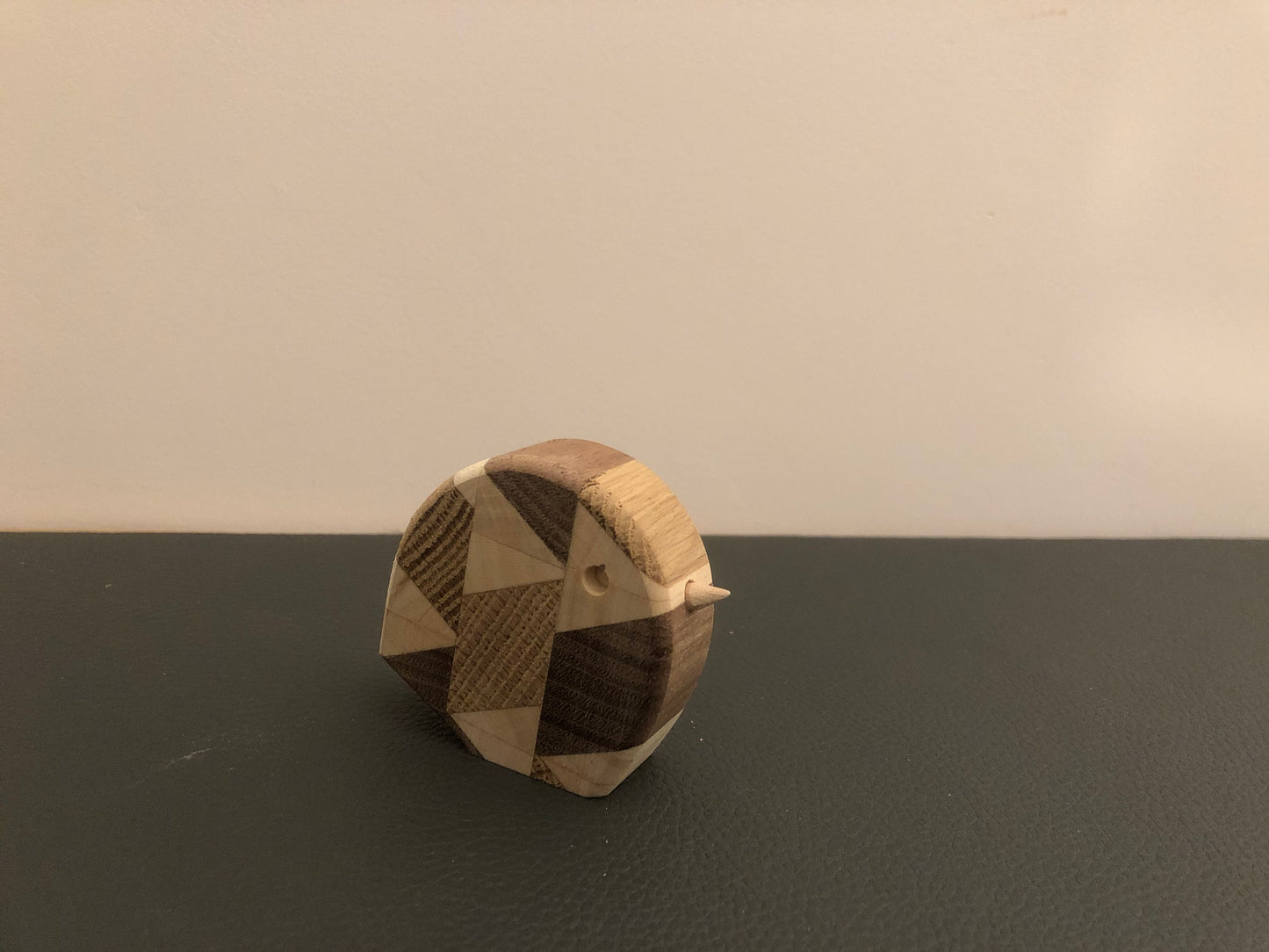 Handgemachter Holzvogel – Bunte Dekofigur aus Eiche, Ahorn & Nussbaum | Geschenkidee Holzdeko, Wohnaccessoire, Handmade Deko