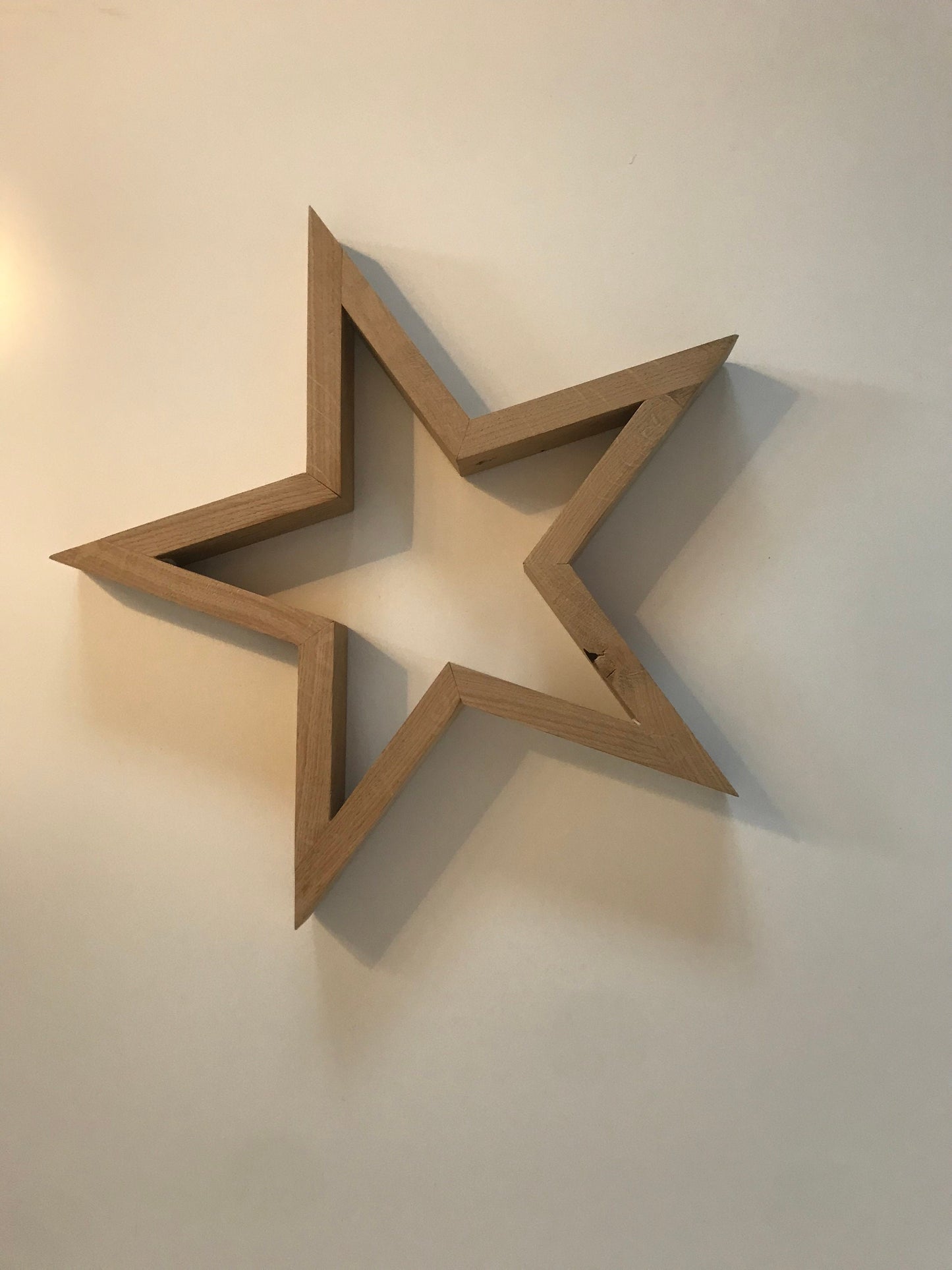 Dekorativer Holzstern aus Massivholz mit abnehmbarer LED Lichterkette im dezenten und zeitlosen Design aus Eiche | Weihnachtsdeko