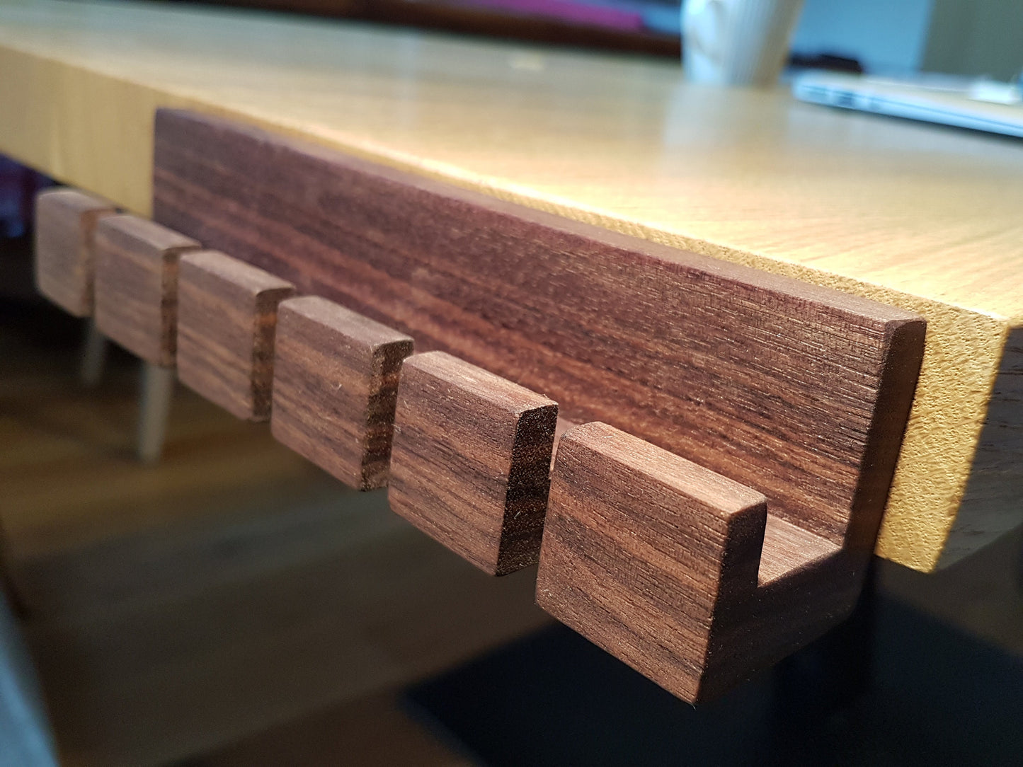 Kabel Organizer Holz Nussbaum | Kabelhalter Schreibtisch | Kabelmanagement Ladekabel Handy Laptop Tablet | Kabel Ordnung Büro Geschenk