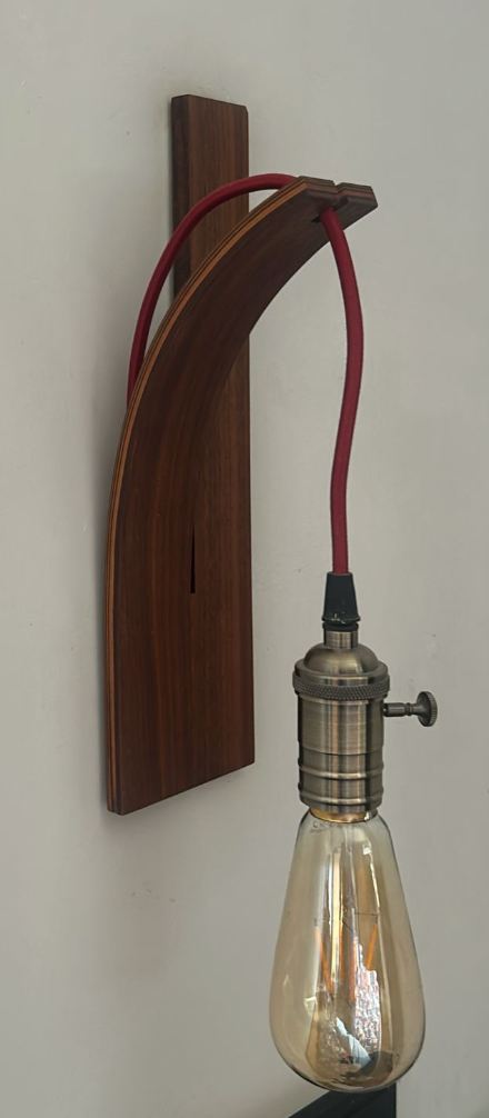 „Handgefertigte Nussbaum Glühbirnenhalterung – Gebogenes Holz Design, Wandlampe ohne Elektronik, Zeitlos & Minimalistisch“