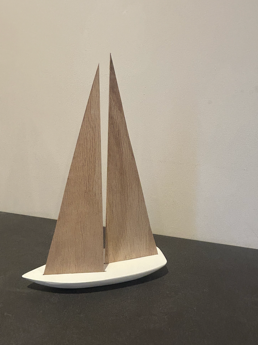 Handgefertigtes Holz-Deko-Boot – Pappelrumpf & Eiche-Segel, Unikat, Maritime Deko, Geschenkidee, Stilvolles Wohnaccessoire