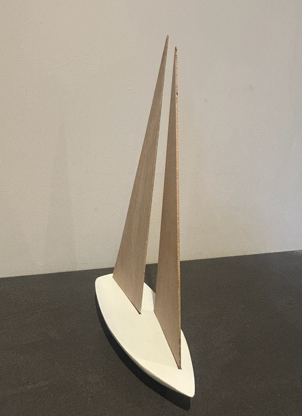 Handgefertigtes Holz-Deko-Boot – Pappelrumpf & Eiche-Segel, Unikat, Maritime Deko, Geschenkidee, Stilvolles Wohnaccessoire