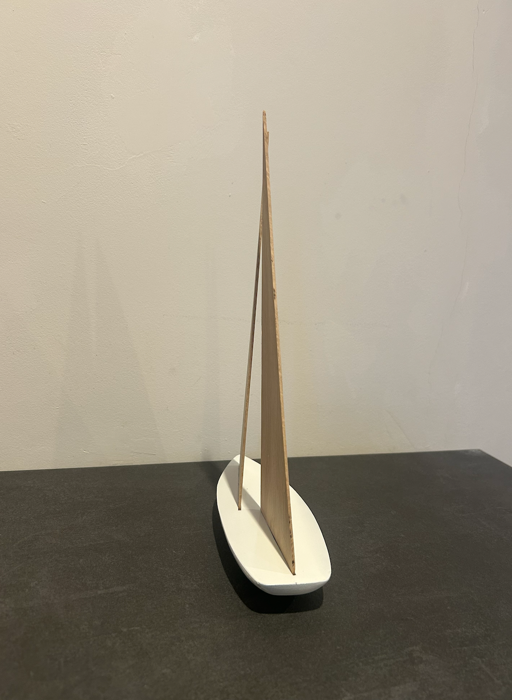 Handgefertigtes Holz-Deko-Boot – Pappelrumpf & Eiche-Segel, Unikat, Maritime Deko, Geschenkidee, Stilvolles Wohnaccessoire