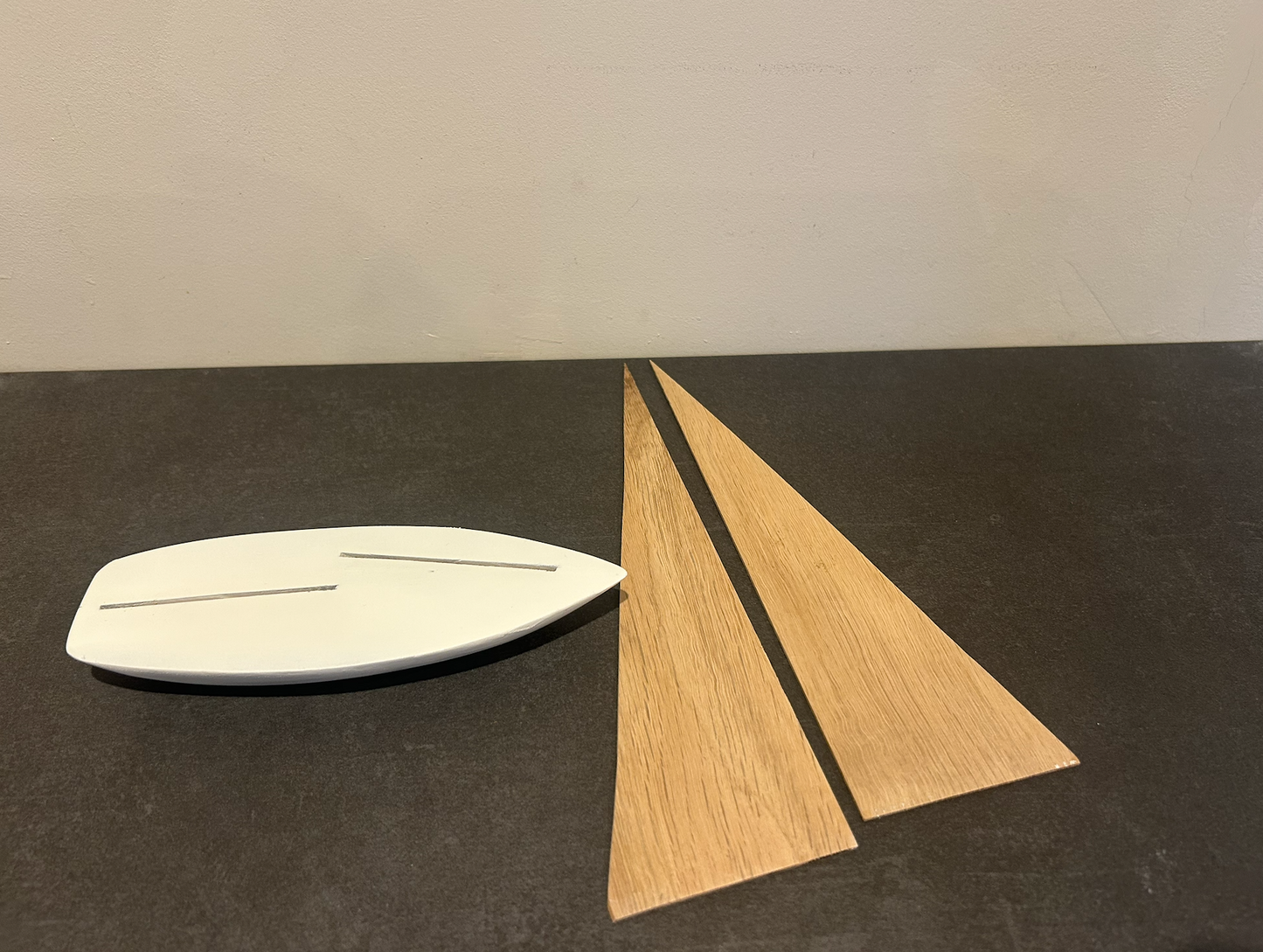 Handgefertigtes Holz-Deko-Boot – Pappelrumpf & Eiche-Segel, Unikat, Maritime Deko, Geschenkidee, Stilvolles Wohnaccessoire