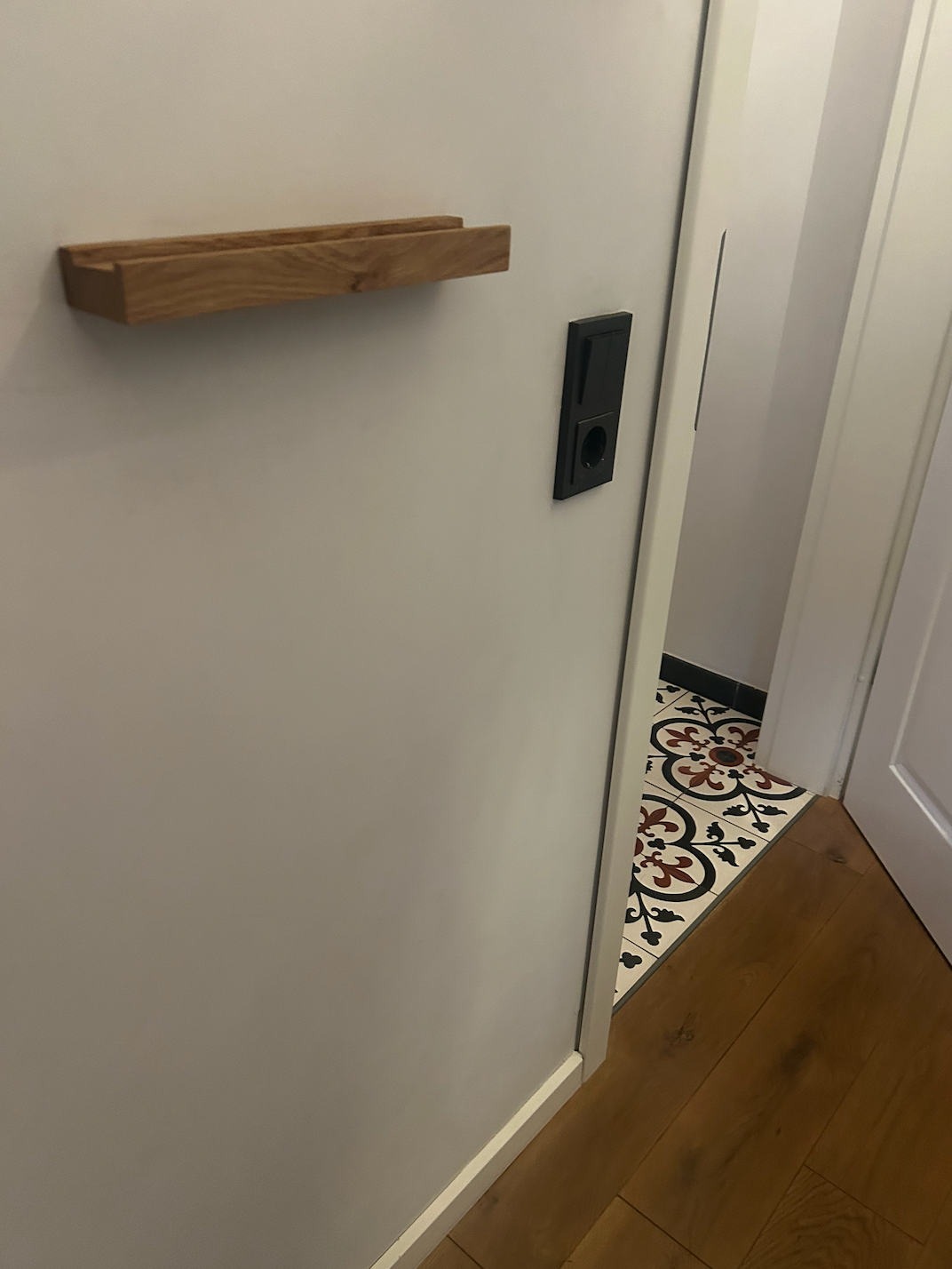 Bilderleiste Eiche Holz – Handgefertigte Bilderrahmenleiste & Posterleiste, Skandinavisches Wandregal mit unsichtbarer Aufhängung