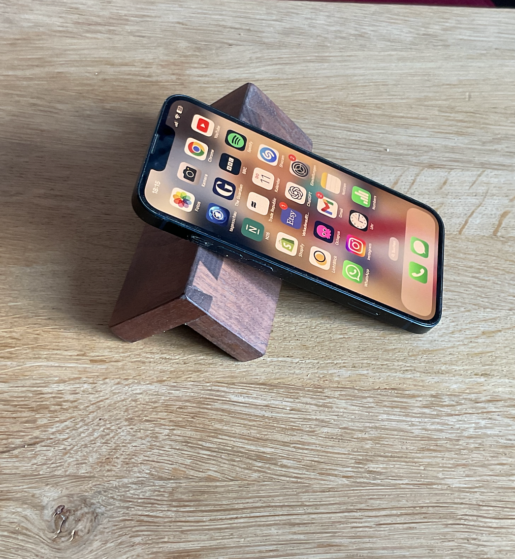 Ablage, Halterung für Handy, Smartphone und Tablet - aus nachhaltigem Nussbaum, handgemacht mit halbverdeckter Schwalbenschwanzverbindung