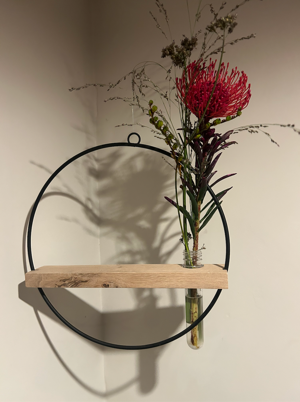 Hängende Vase mit Metallring & Eiche-Holzeinsatz | Handgemachte Wanddeko | Skandinavisches Wohnaccessoire | Geschenkidee