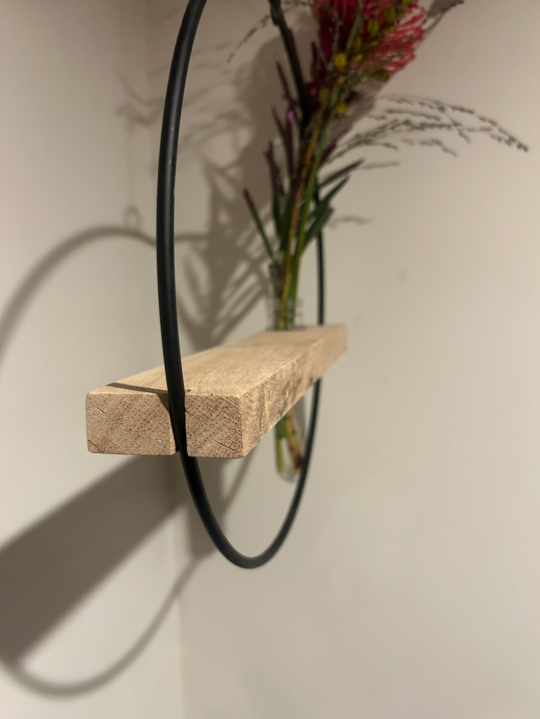 Hängende Vase mit Metallring & Eiche-Holzeinsatz | Handgemachte Wanddeko | Skandinavisches Wohnaccessoire | Geschenkidee