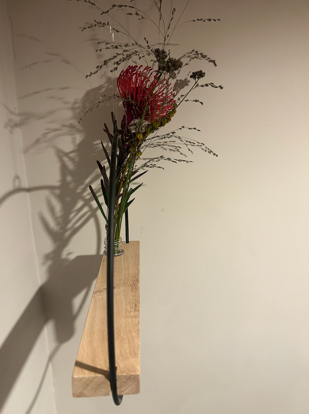 Hängende Vase mit Metallring & Eiche-Holzeinsatz | Handgemachte Wanddeko | Skandinavisches Wohnaccessoire | Geschenkidee