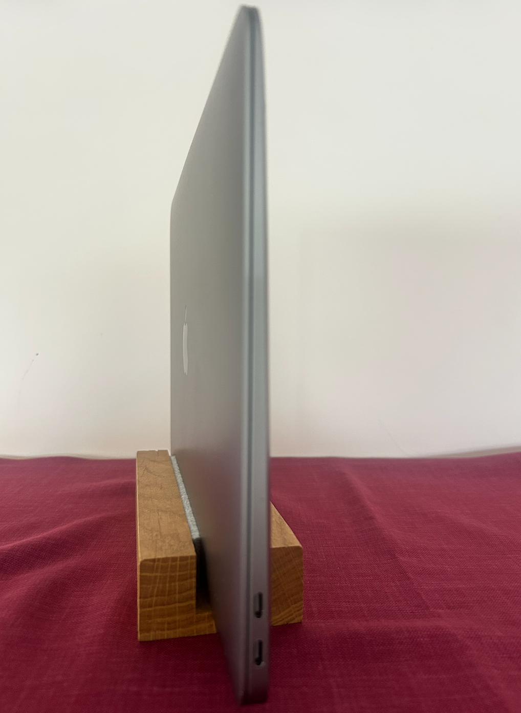 Laptopständer aus massiver Eiche – handgemachter Holzhalter für MacBook und Notebook – minimalistisches Design, geölt & gewachst