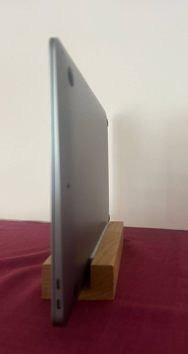 Laptopständer aus massiver Eiche – handgemachter Holzhalter für MacBook und Notebook – minimalistisches Design, geölt & gewachst