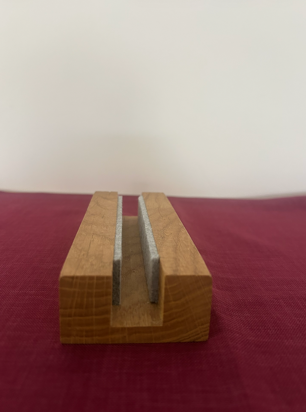 Laptopständer aus massiver Eiche – handgemachter Holzhalter für MacBook und Notebook – minimalistisches Design, geölt & gewachst