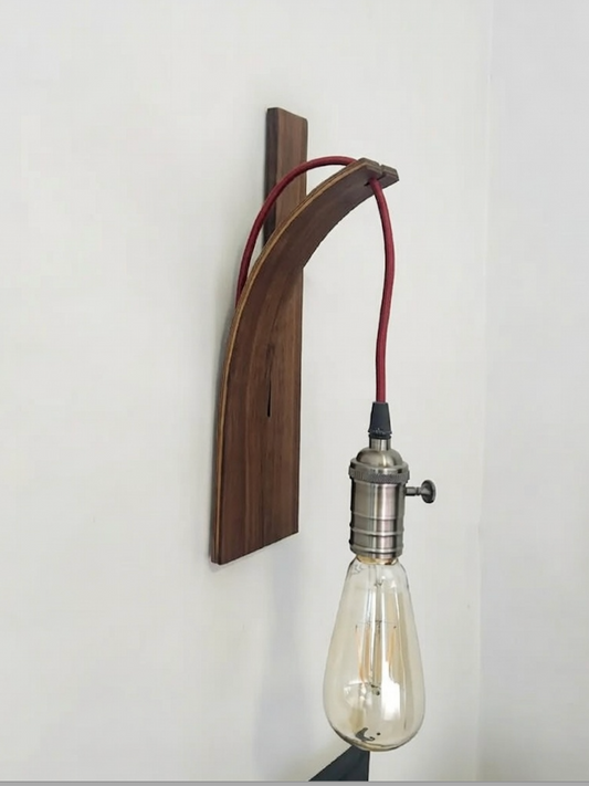 „Handgefertigte Nussbaum Glühbirnenhalterung – Gebogenes Holz Design, Wandlampe ohne Elektronik, Zeitlos & Minimalistisch“