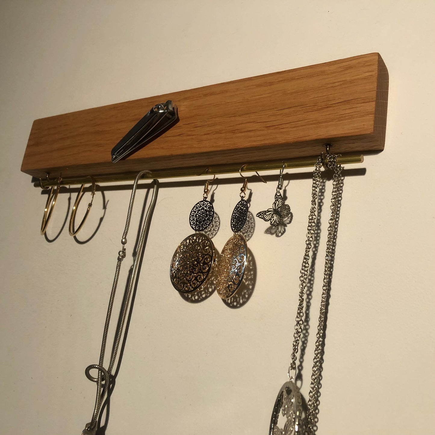 Schmuckorganizer mit Messingstange für mehr Ordnung – Schmuckständer, Ohrringhalter, Schmuckboard, Schmuckhalter