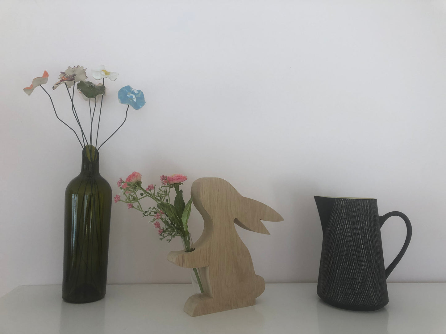 Dekorativer Osterhase aus massiver Eiche mit Vase | Handarbeit Holzfigur Ostern | Geschenk Frühling Wohndeko Natur