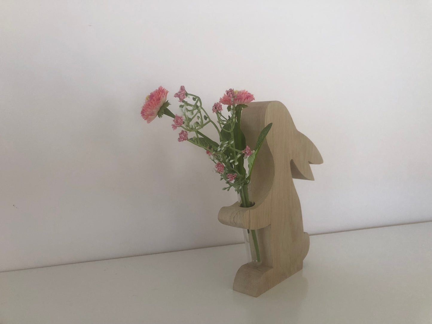 Dekorativer Osterhase aus massiver Eiche mit Vase | Handarbeit Holzfigur Ostern | Geschenk Frühling Wohndeko Natur