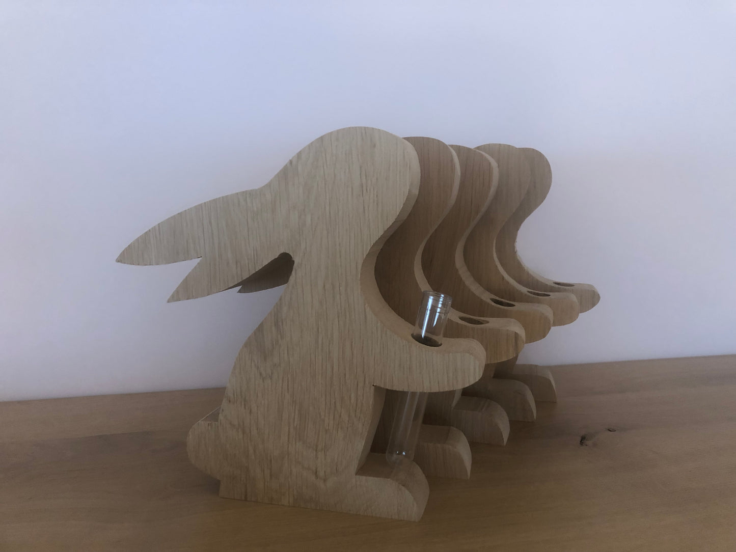 Dekorativer Osterhase aus massiver Eiche mit Vase | Handarbeit Holzfigur Ostern | Geschenk Frühling Wohndeko Natur