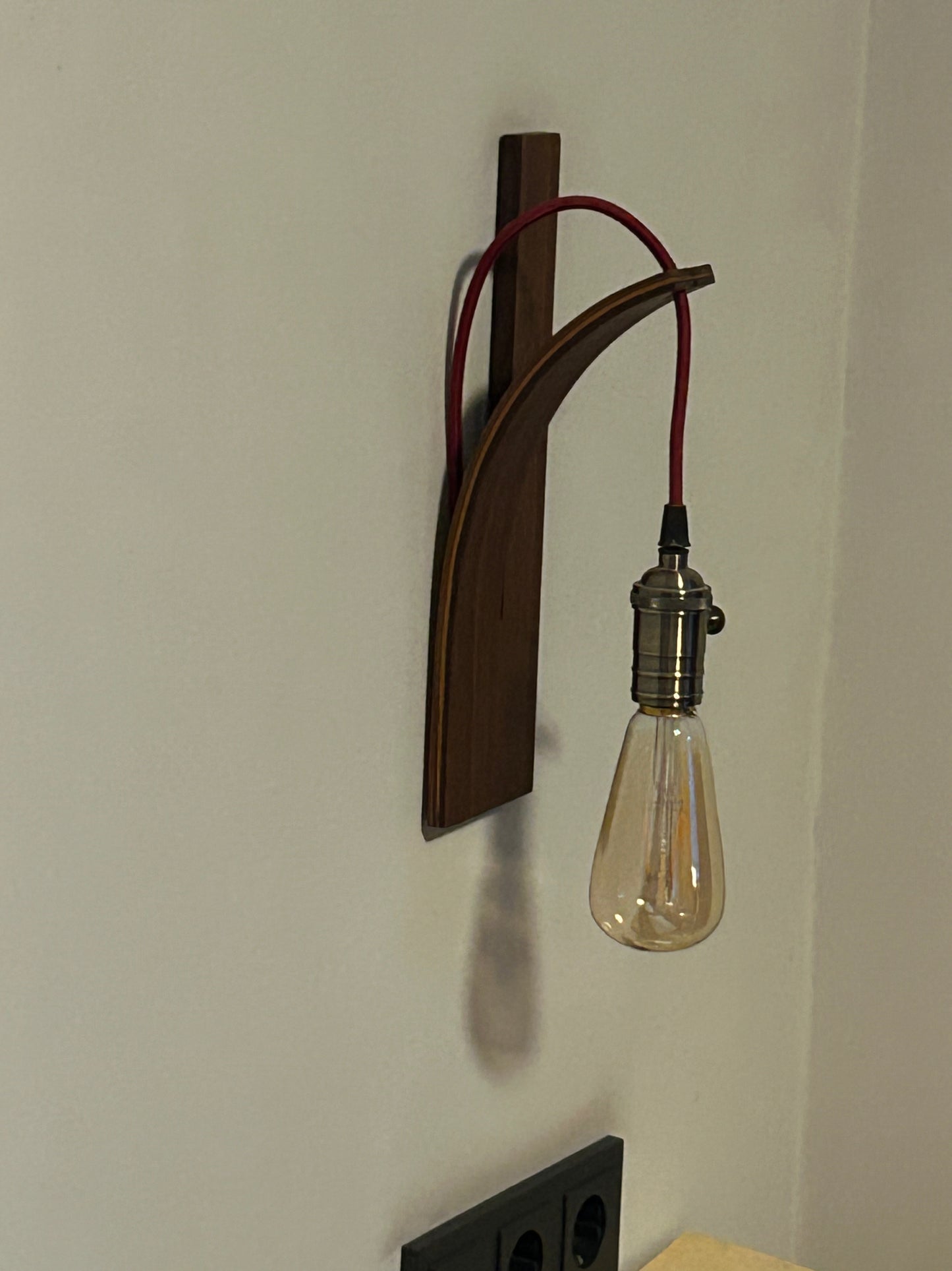 „Handgefertigte Nussbaum Glühbirnenhalterung – Gebogenes Holz Design, Wandlampe ohne Elektronik, Zeitlos & Minimalistisch“