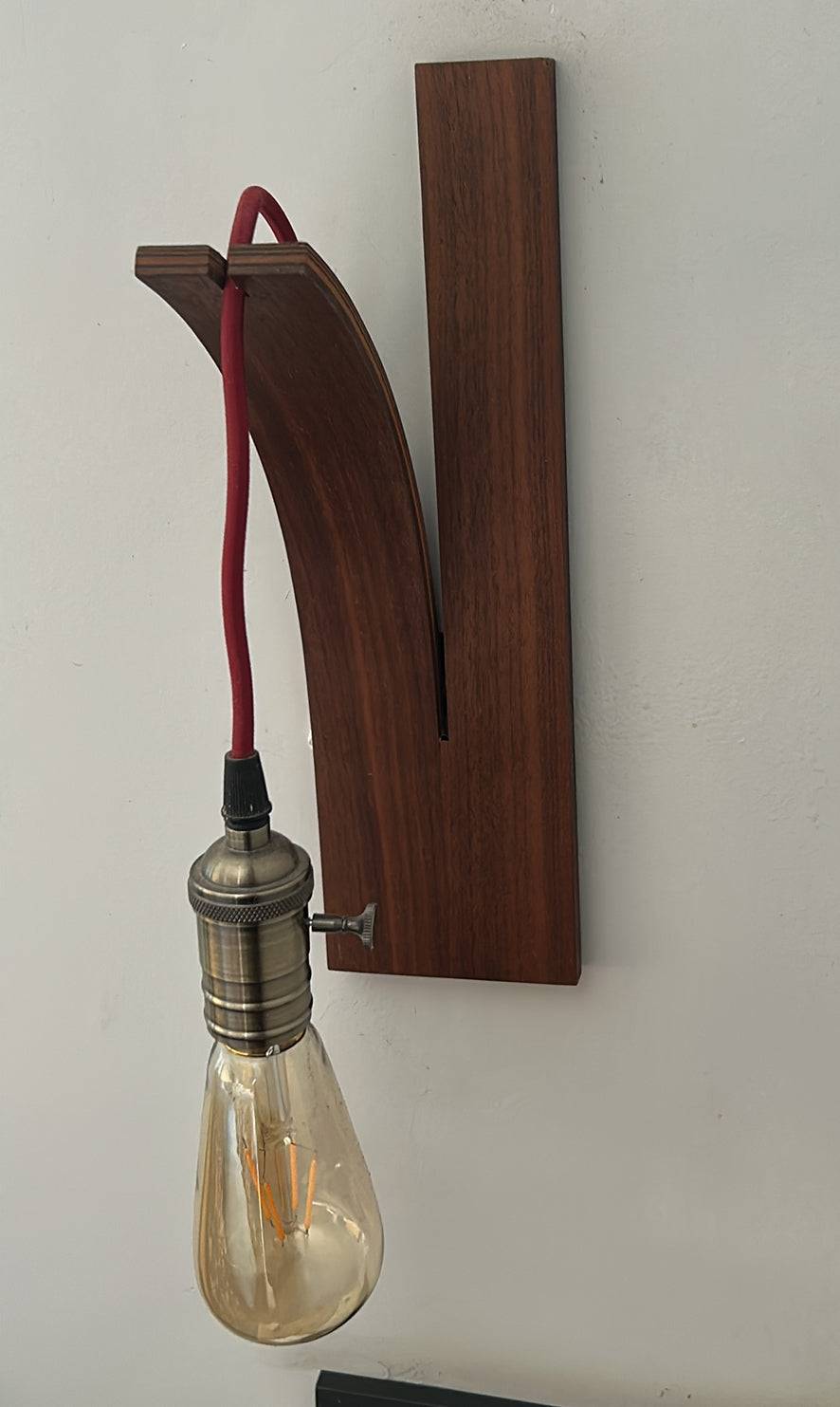 „Handgefertigte Nussbaum Glühbirnenhalterung – Gebogenes Holz Design, Wandlampe ohne Elektronik, Zeitlos & Minimalistisch“