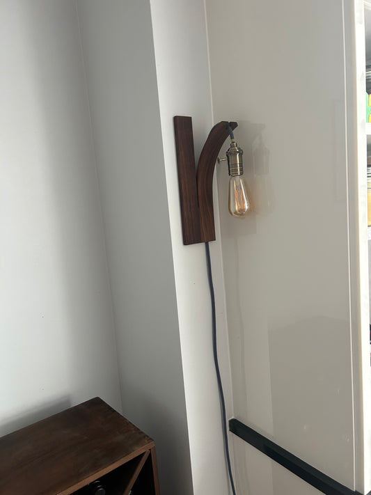 „Handgefertigte Nussbaum Glühbirnenhalterung – Gebogenes Holz Design, Wandlampe ohne Elektronik, Zeitlos & Minimalistisch“