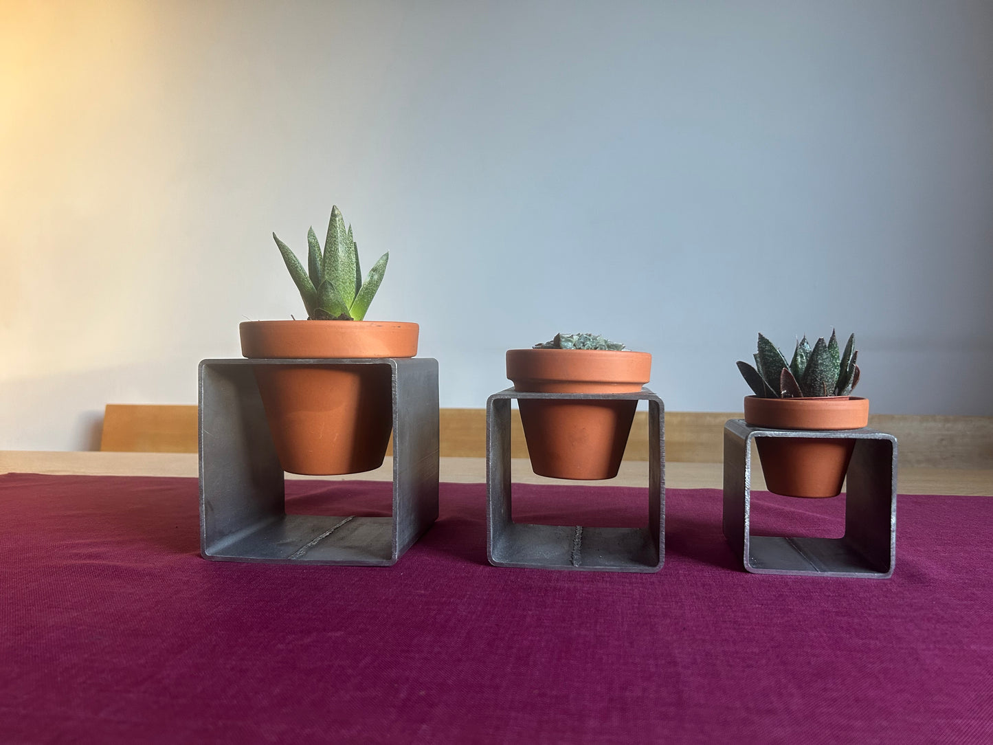 Handgefertigte Metall-Blumentopfhalter mit 3 Töpfen | 3 Größen | Industrial Design Deko für Sukkulenten & Zimmerpflanzen